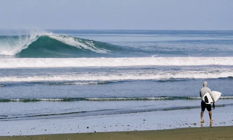 ecuador surf manta city trip