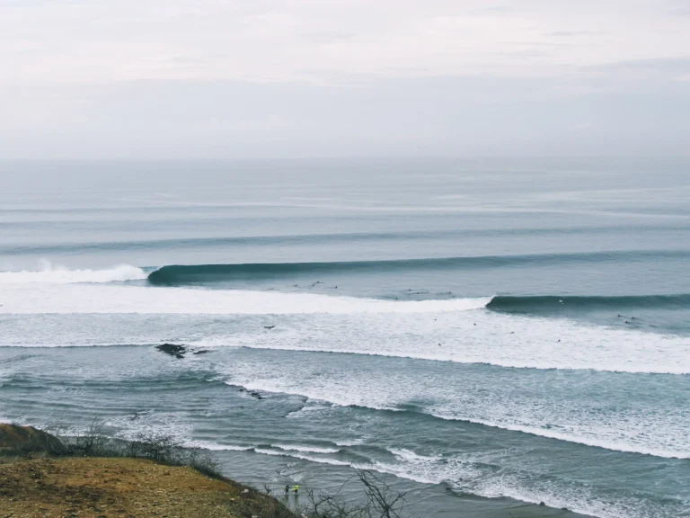 surfing manta ecuador